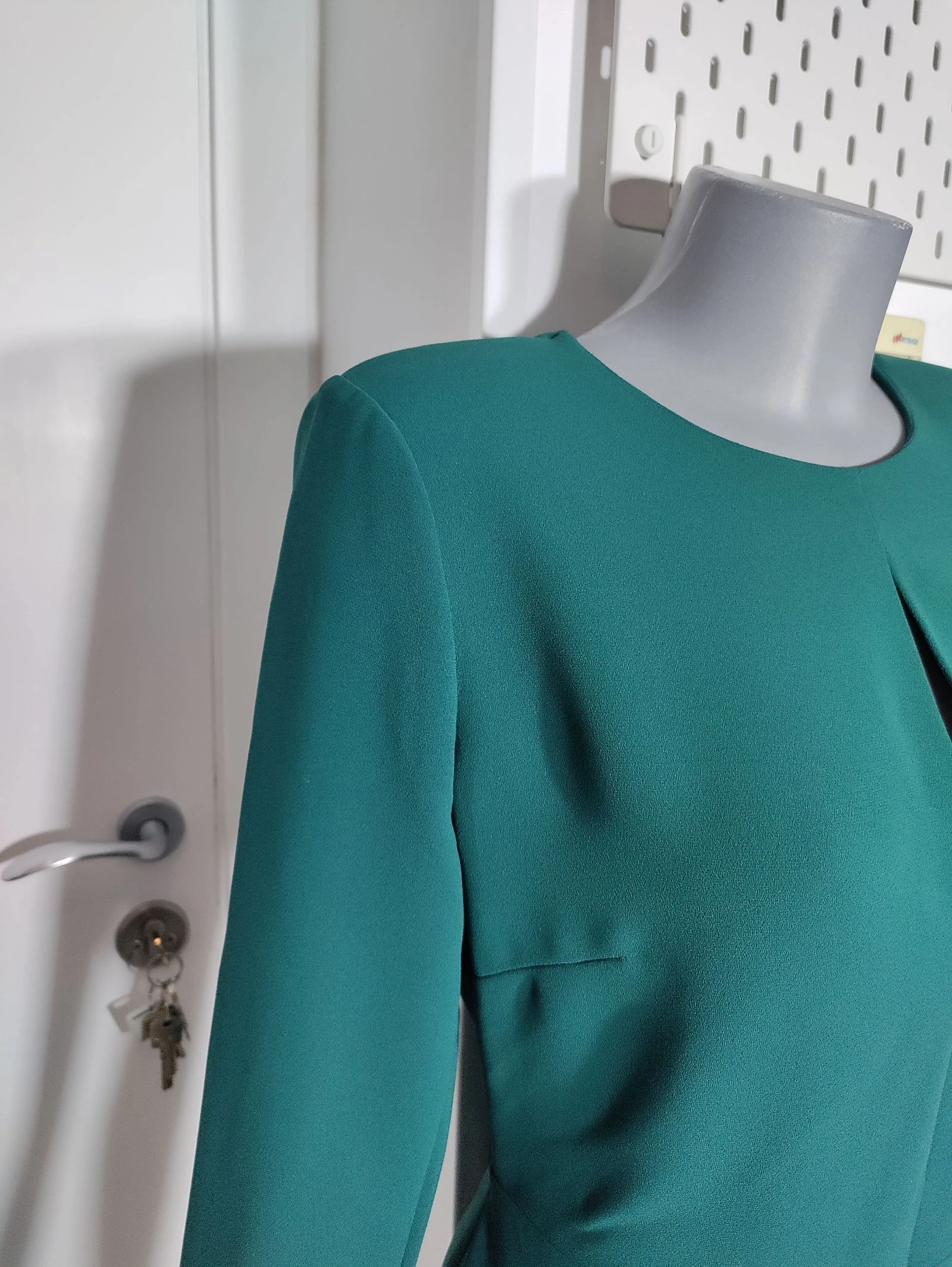 Vestido verde estructurado Mango Suit con hombreras y abertura frontal – Talla L – photo 3